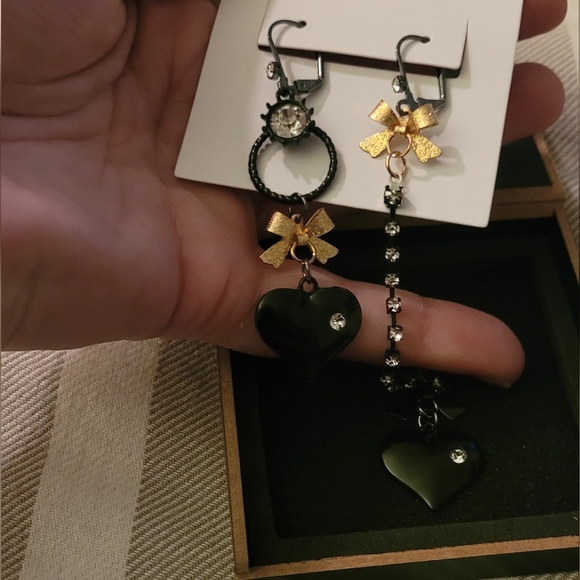 Betsy Johnson Mismatched Black and Gold Earrings New in packaging never worn! - Picture 3 of 5